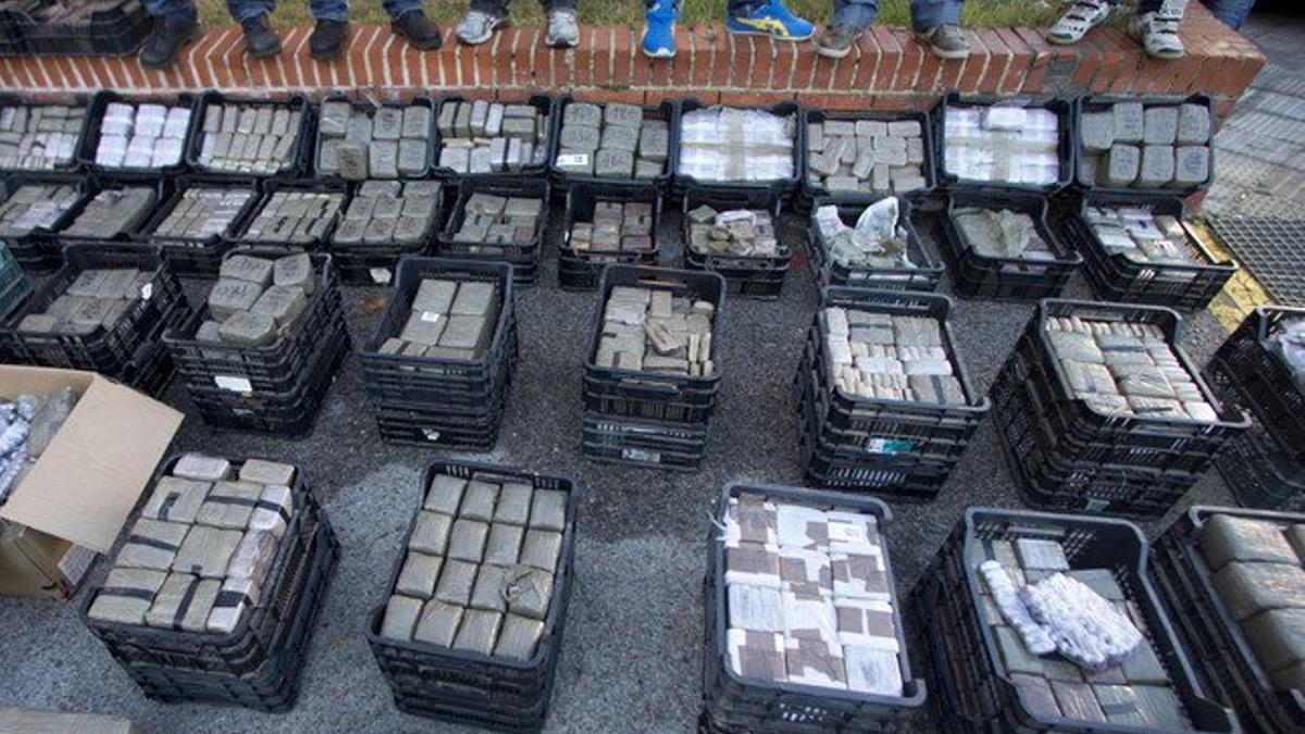 Parte del alijo de 11 toneladas de hachís interceptado por la Policía Nacional en Madrid, procedente de Marruecos, el 26 de diciembre.