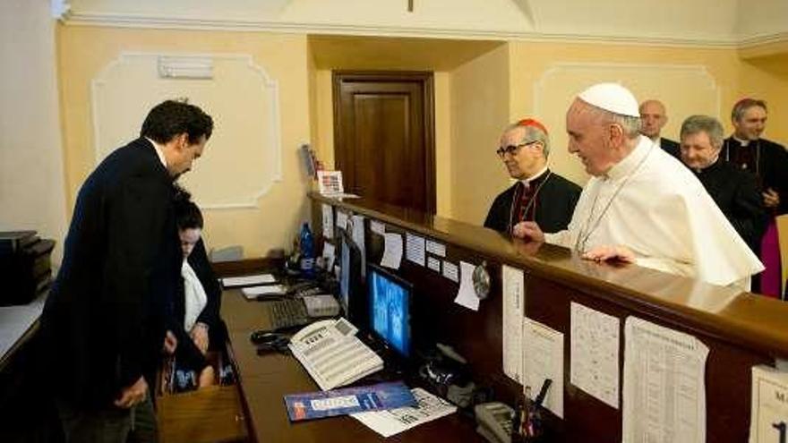 El Papa, el jueves pagando su cuenta.  // Efe