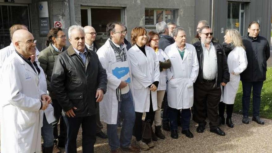 Concentración del personal médico, ayer, frente al centro de salud de La Calzada II.