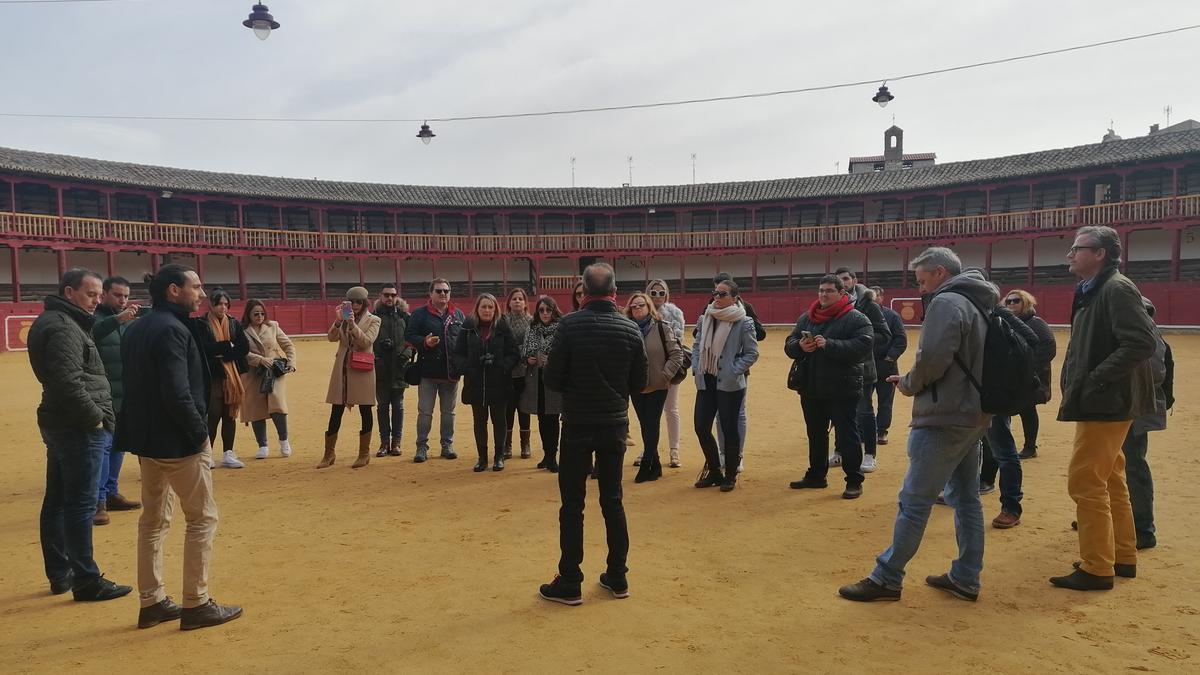 Los alumnos y profesores escuchan las explicaciones de José Luis Prieto sobre la historia del coso