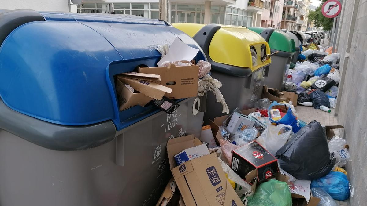 Überquellende Müllcontainer am Mittwochnachmittag (11.8.) in Cala Ratjada auf Mallorca