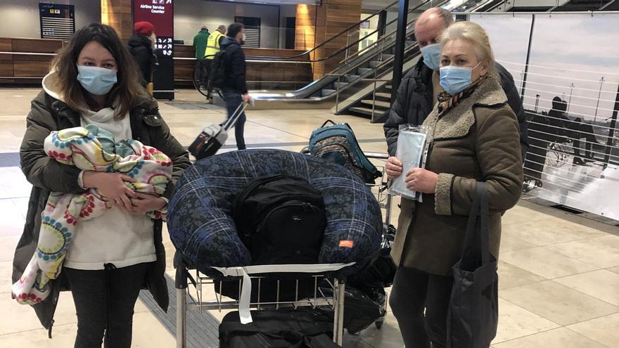 La familia ucraniana esperando su vuelo en un aeropuerto de Alemania
