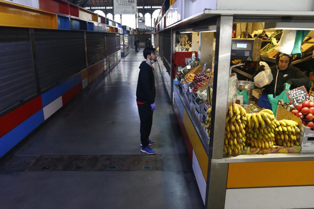 Pasan los días de confinamiento y la situación de la ciudad sigue siendo desértica. La siempre frecuentada calle Larios, la Alameda, principal vía de tráfico tanto privado como público del centro de la ciudad, y el bullicioso mercado de Atarazanas presentan durante el estado de alarma provocado por la pandemia de coronavirus una imagen inusual, acentuada por la persistente lluvia de esta semana.