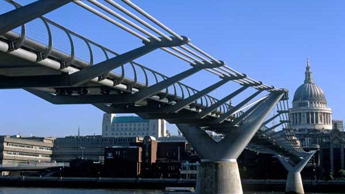 El Millenium Bridge conecta Southwark con la City, el distrito financiero y de negocios.