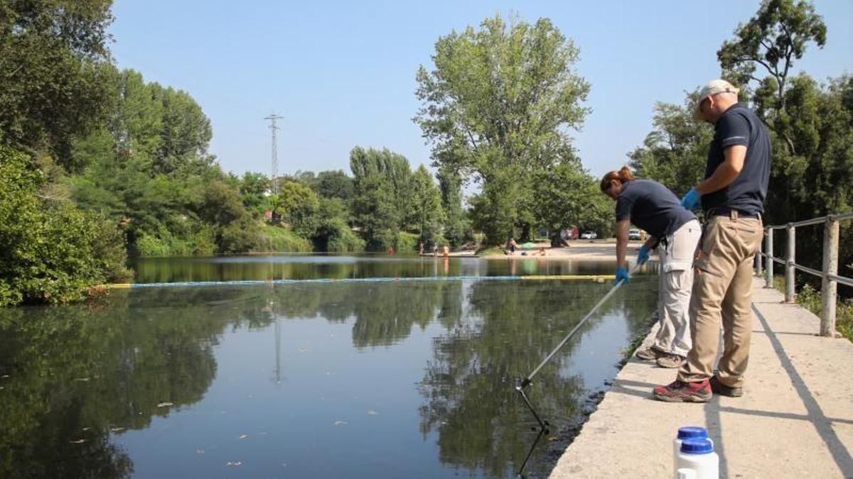 Técnicos de la Confederación Hidrográfica toman muestras de agua en A Freixa, en Ponteareas,