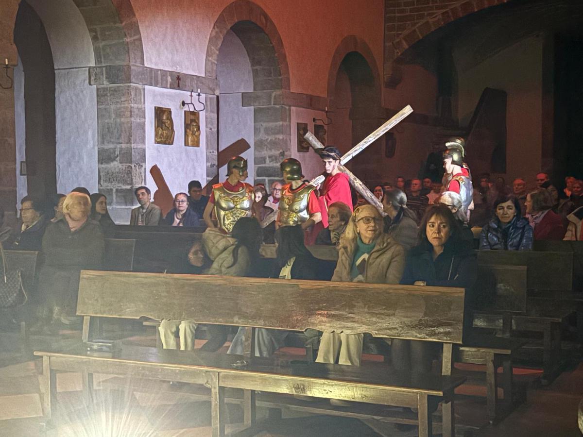 Representación de la llegada de Cristo portando la Cruz entre los asistentes en la basílica canguesa.