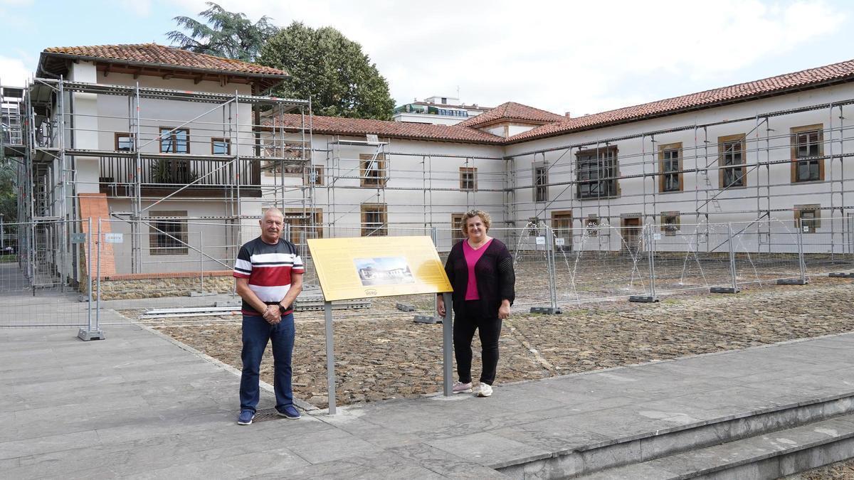 Pilar Santianes y Raimundo Díaz, ante el palacio, con el andamiaje para las obras ya colocado.