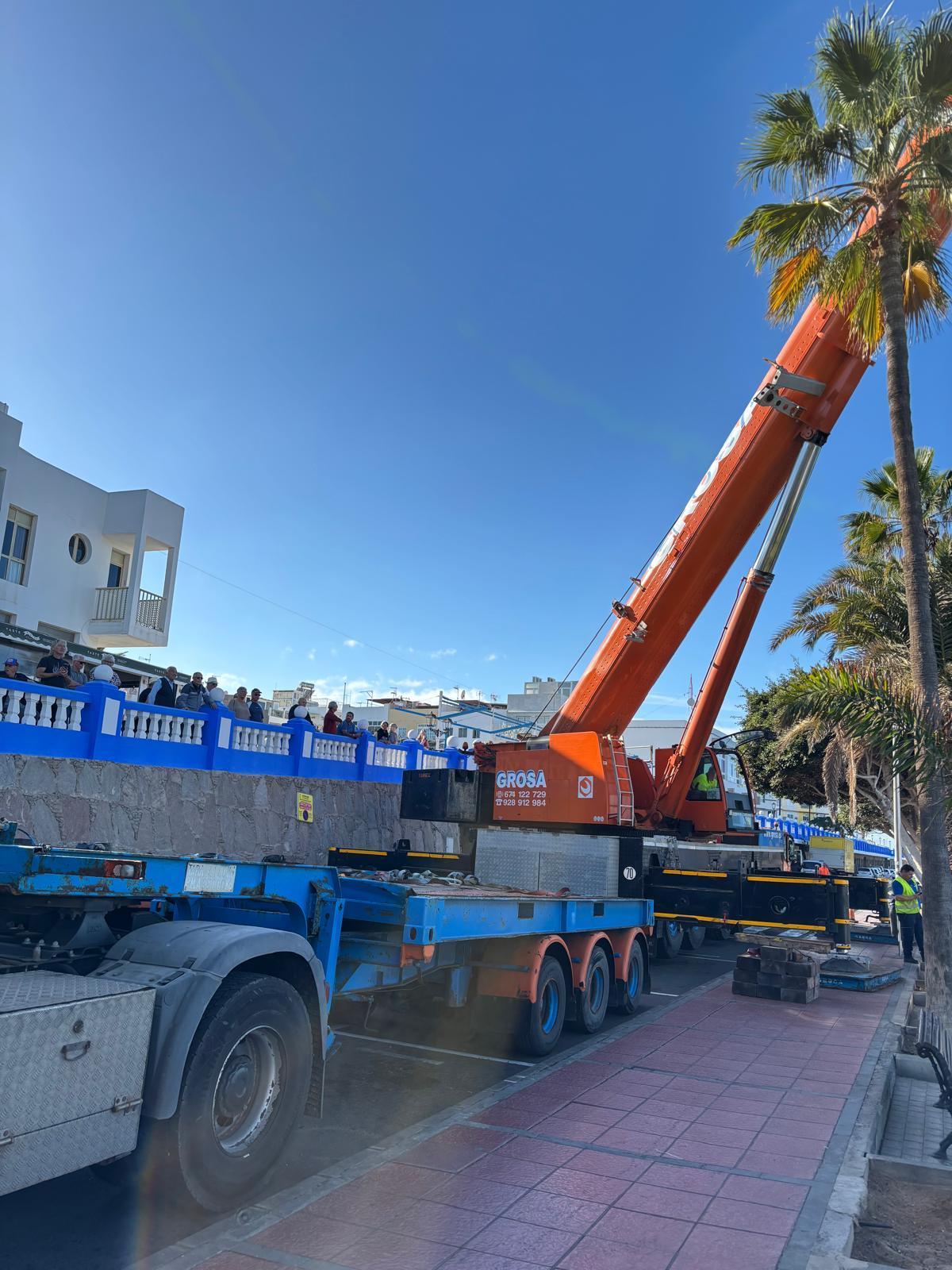 Sacan un catamarán encallado en la playa de las marañuelas de Arguineguín