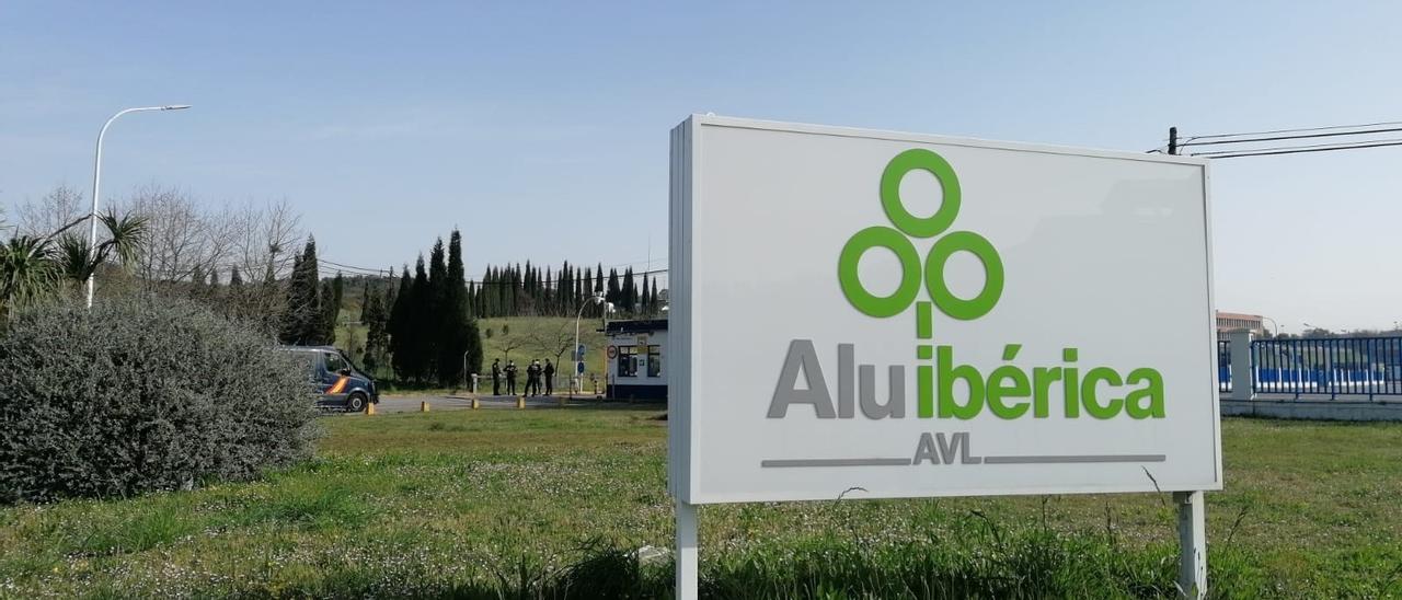 Acceso a la fábrica de aluminio de Avilés.