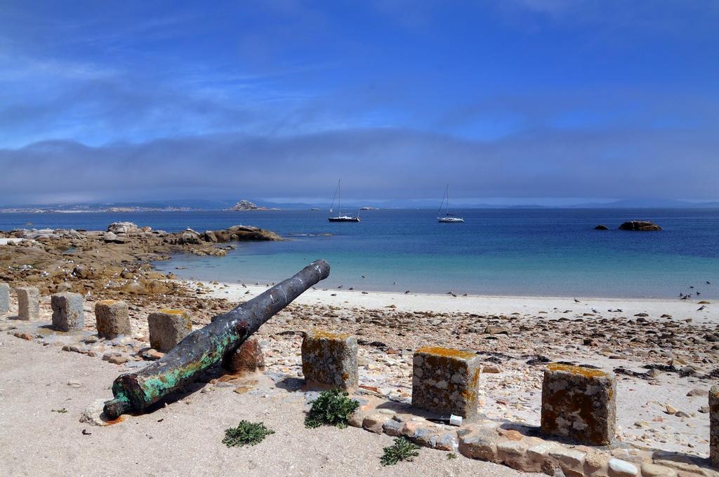Viejos cañones han sido testigos del paso del tiempo en esta isla dominada por el mar y la leyenda.