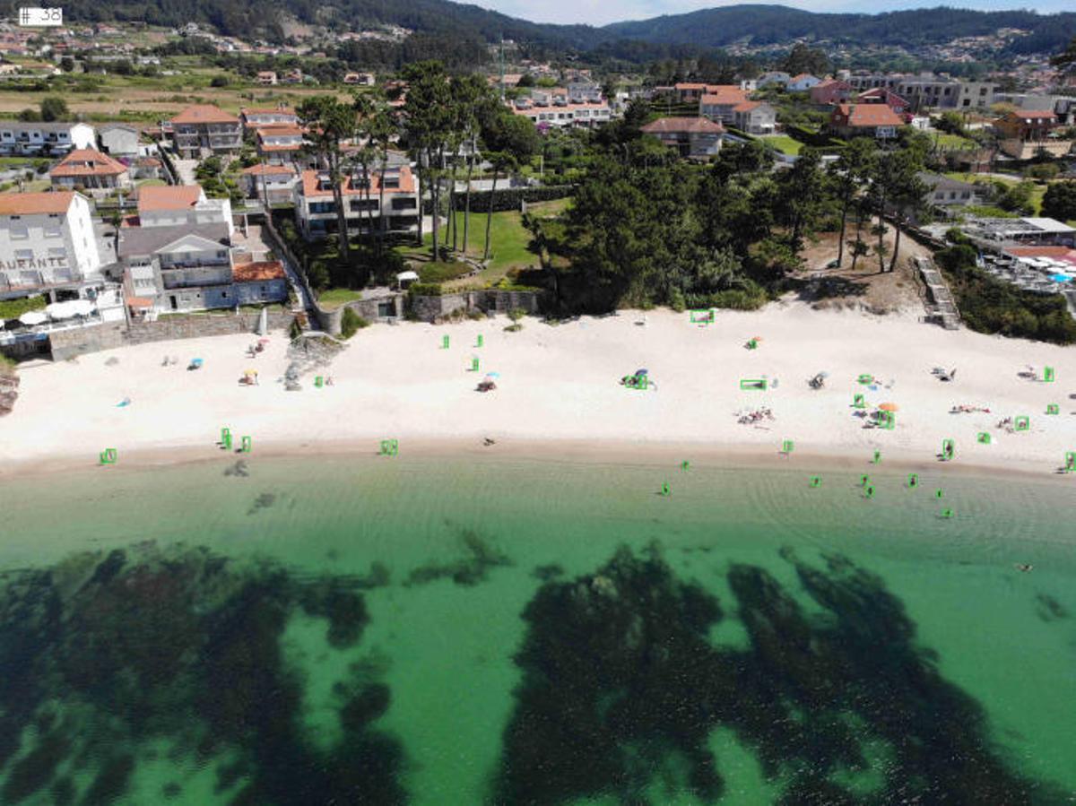 Cuatro drones con cámaras térmicas vigilan desde hoy el aforo en 17 playas de Sanxenxo
