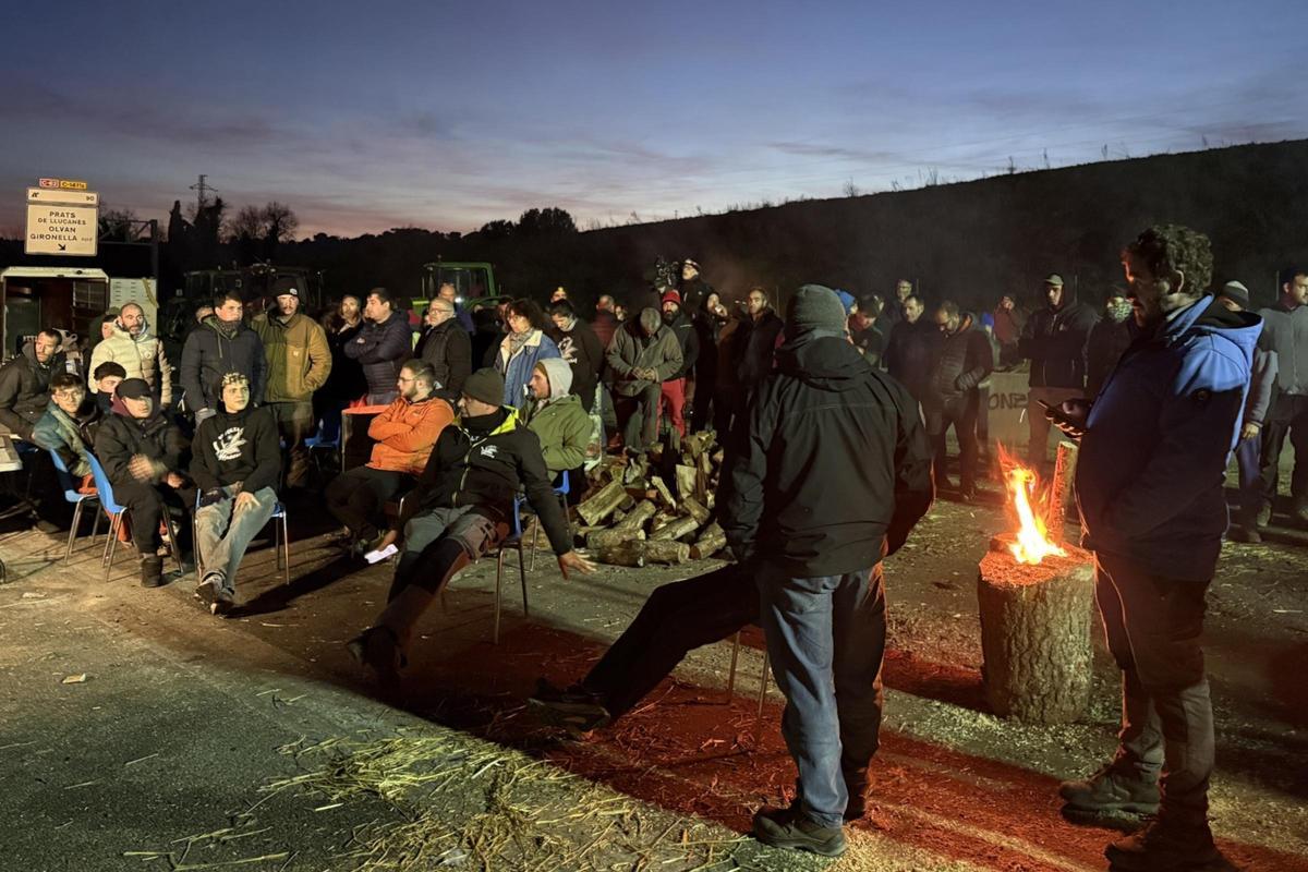 Els pagesos escoltant les declaracions del president Salvador Illa, aquesta tarda a Olvan