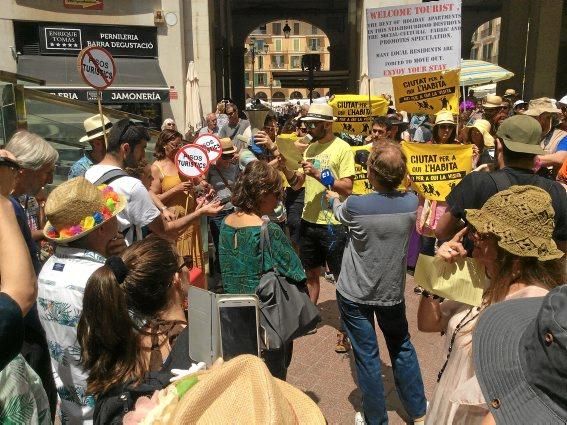 Rund 200 Personen haben am Samstag (20.5.) in Palma gegen die Folgen des Massentourismus demonstriert.