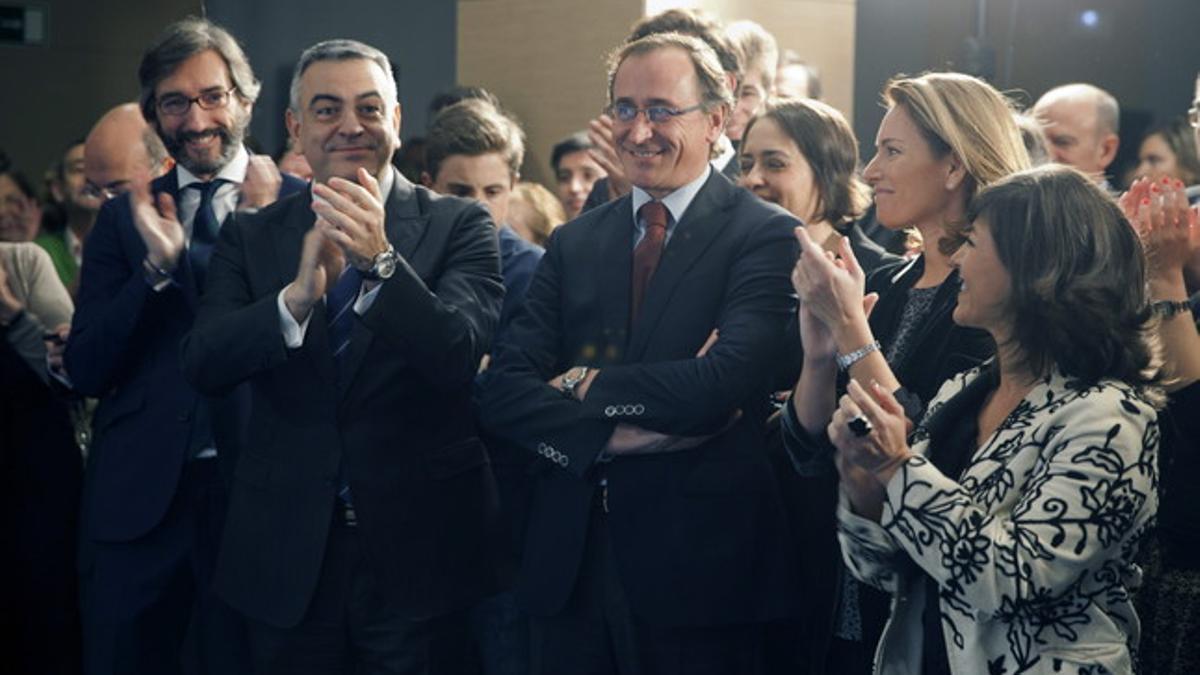 El ministro de Sanidad, Servicios Sociales e Igualdad, Alfonso Alonso recibe el aplauso de sus compañeros durante el acto de homenaje, organizado en Vitoria por el PP del País Vasco, tras su nombramiento