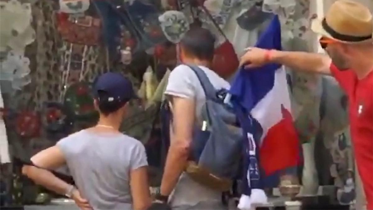 El robo de bandera que se ha hecho viral en la Eurocopa... ¡Atención a la reacción del aficionado francés!