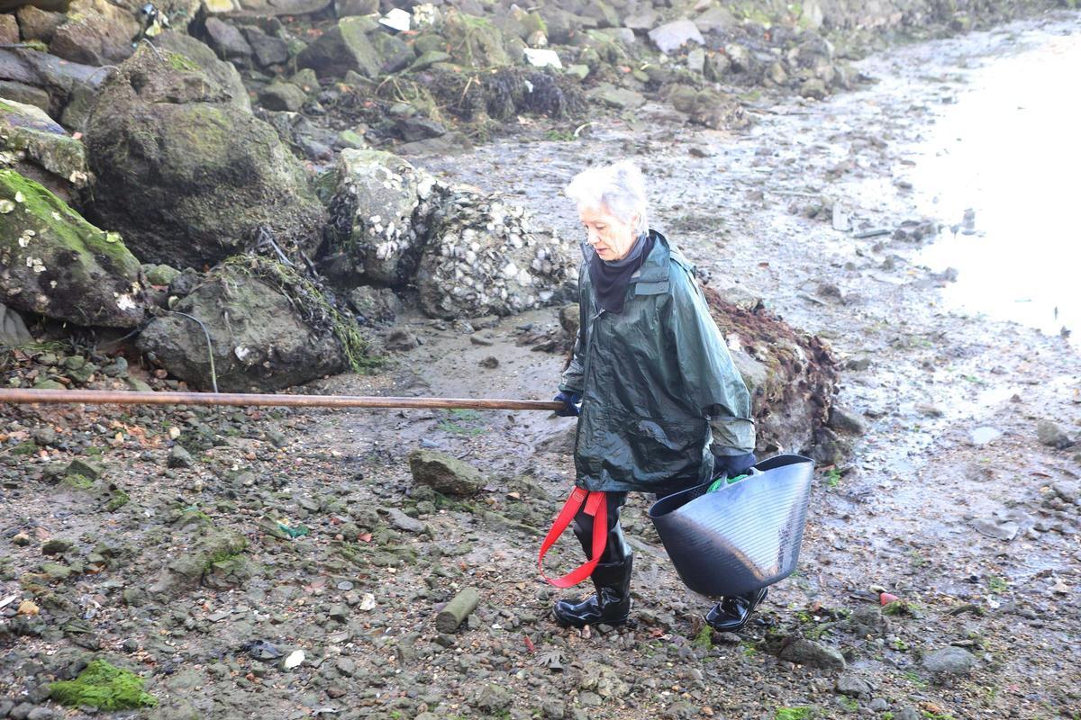 Los mariscadores a pie de la ría de O Burgo vuelven a faenar tras casi cuatro años de espera
