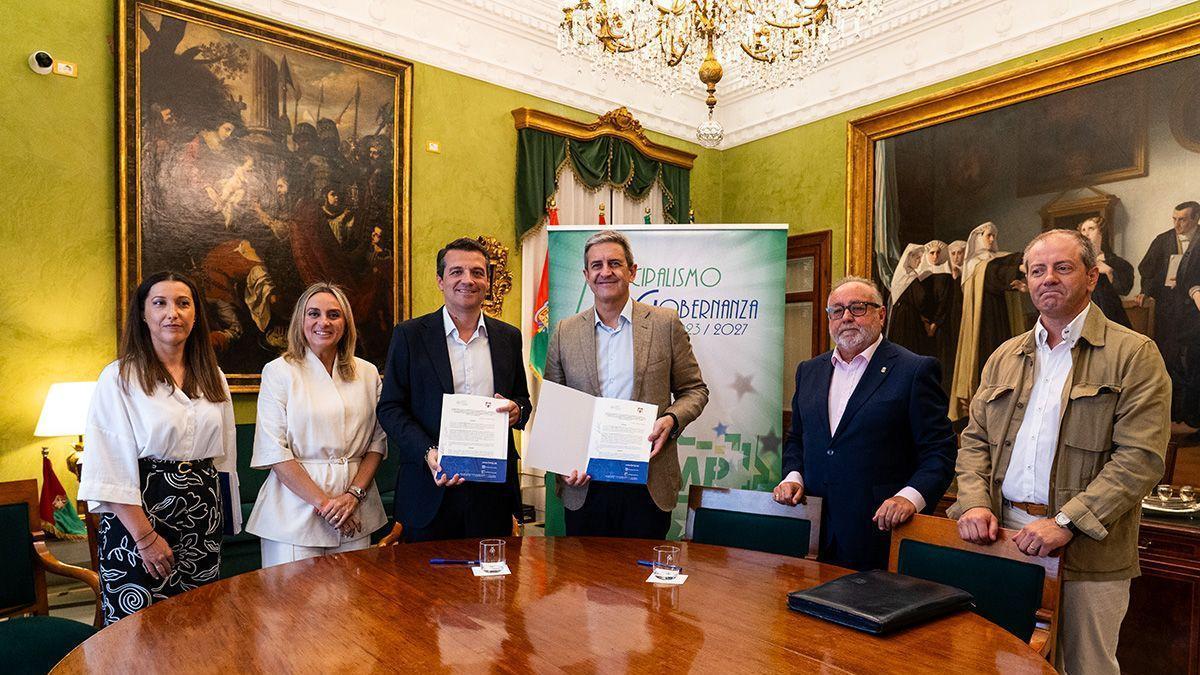 Firma del convenio entre la FAMP y la FAC en Granada.