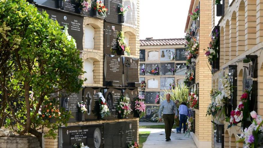 Paiporta ameniza sus cementerios por Todos los Santos con música clásica