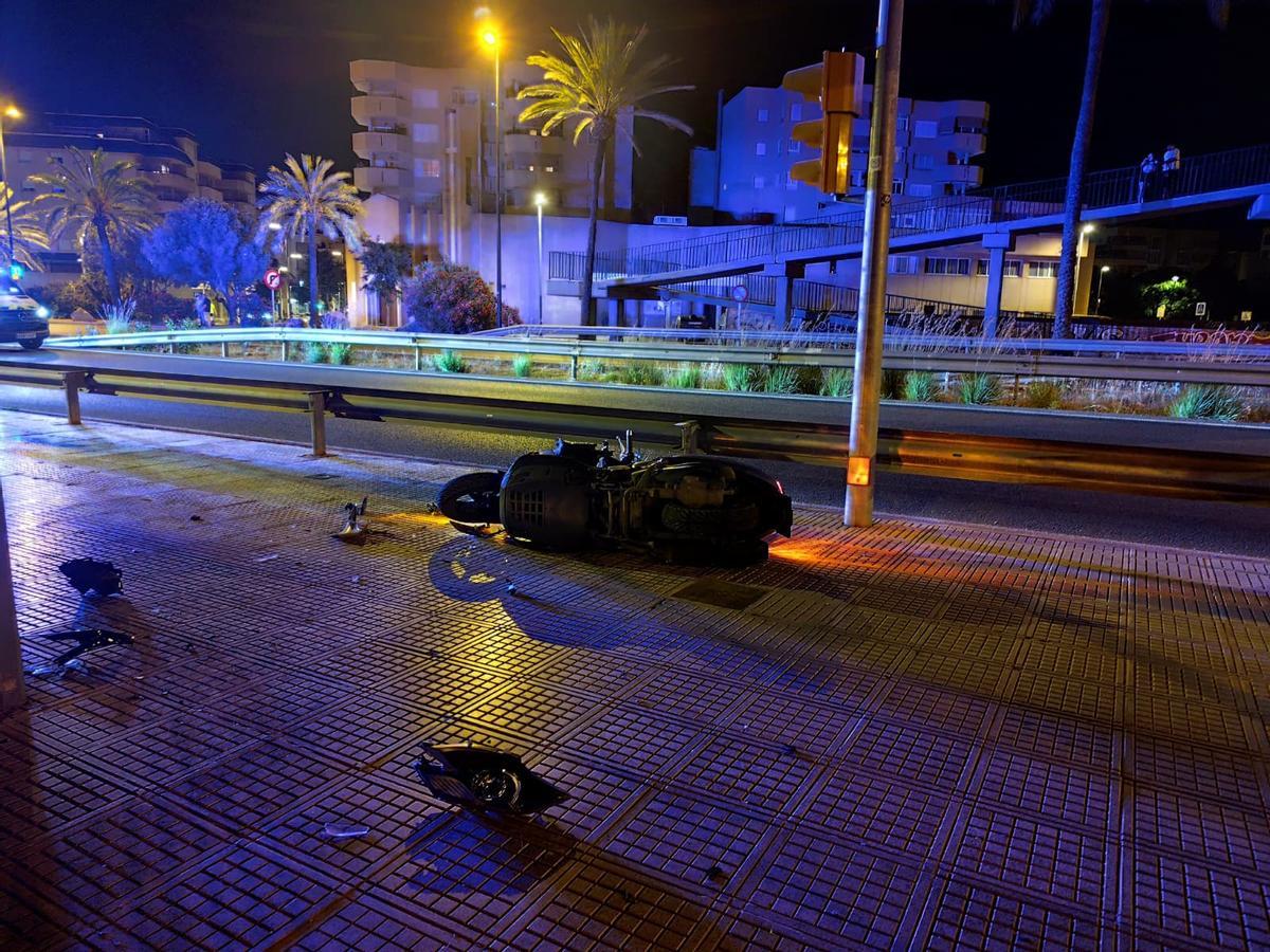 Estado en que quedó la moto bajo el puente.