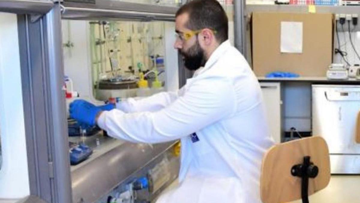 Un investigador traballando nun laboratorio da USC