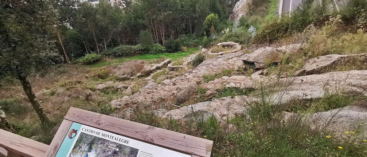 Estado actual de conservación del castro de Montealegre, en Domaio, por encima del túnel de la Autovía do Morrazo. |   // SANTOS ÁLVAREZ