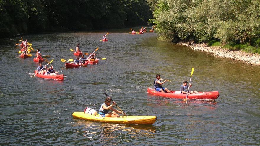 Participantes en el campamento bajando el río Sella en canoa.