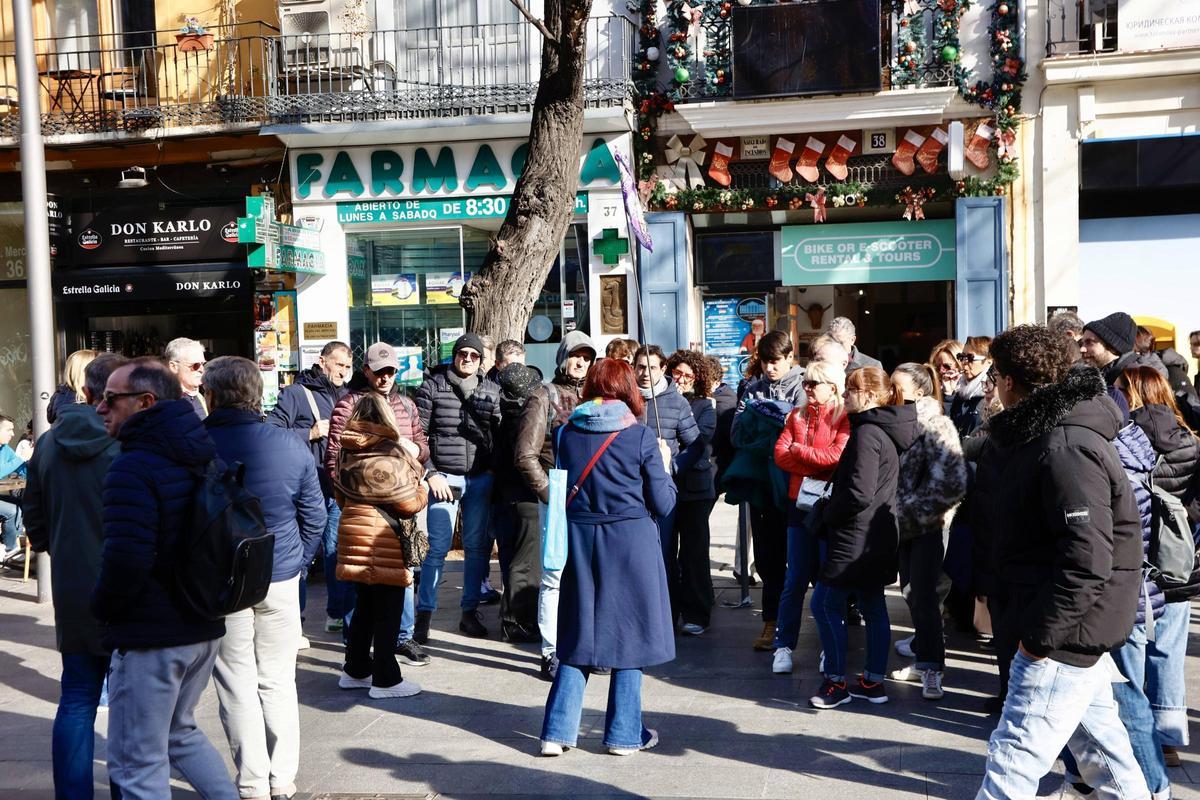 Grupo de turistas en València con su guía.