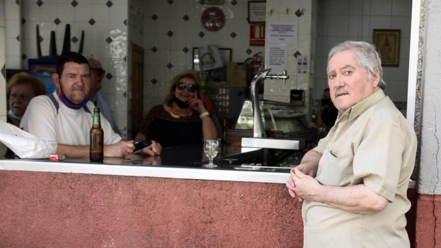 Fulgencio (i) y Jesús (d), ayer en un bar del barrio murciano de San Antón.