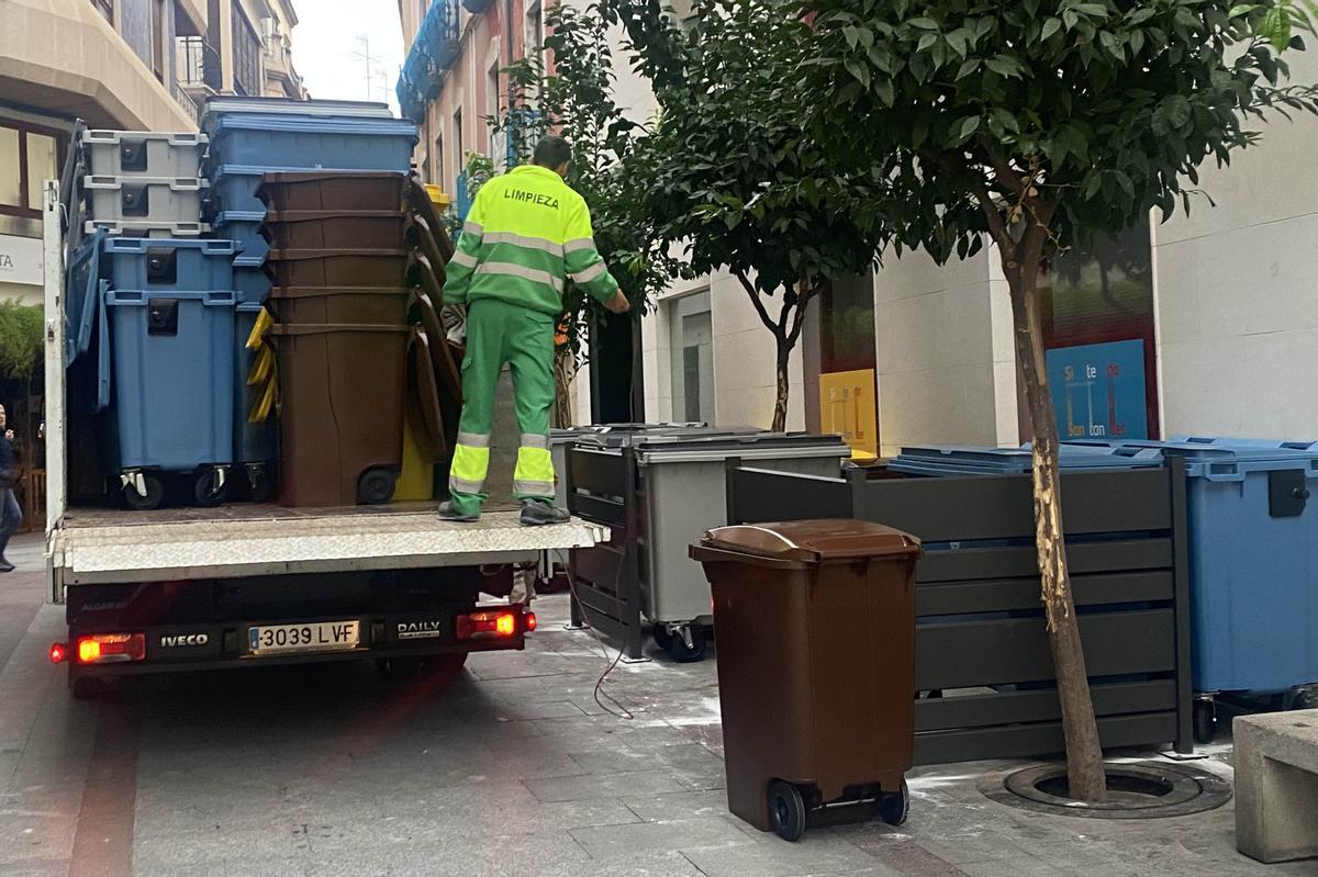 Los contenedores de basura del centro de Elche