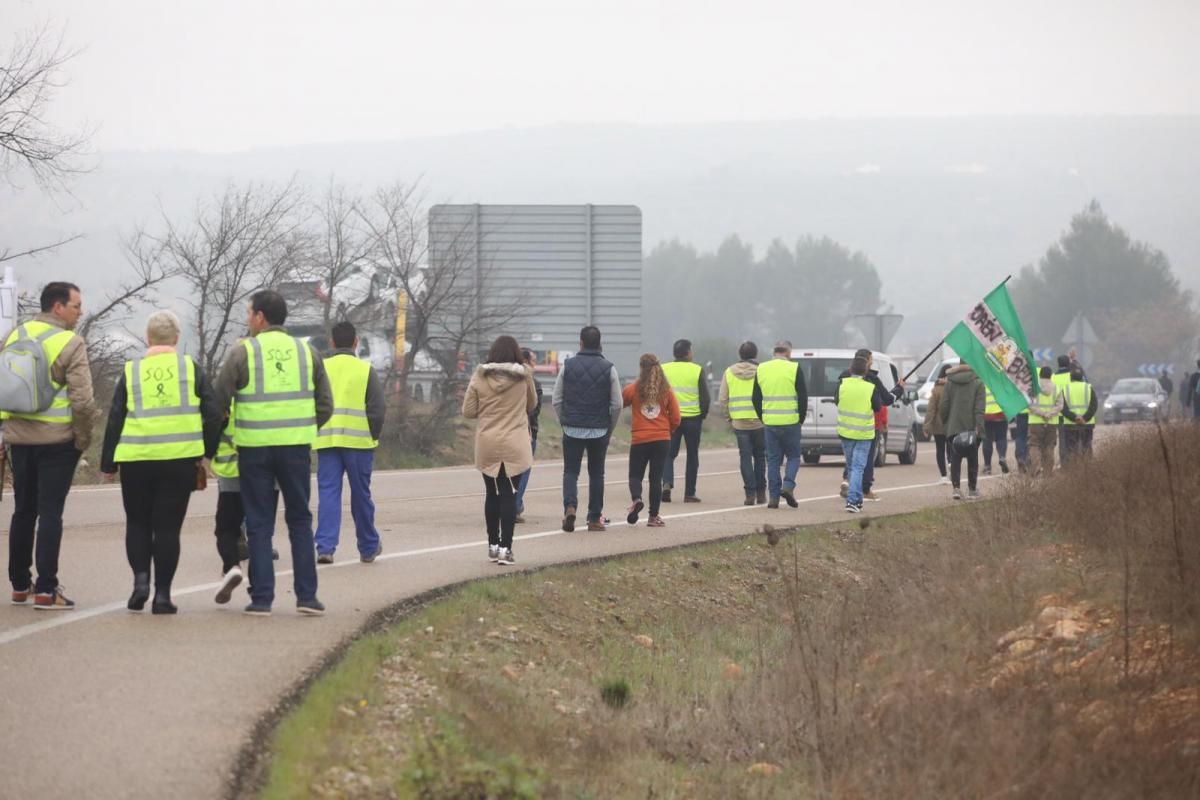 Agricultores cortan la autovía A-4 entre Montoro y Villa del Río