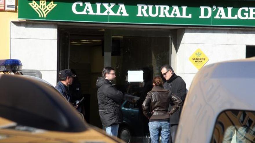 Agentes de la policía nacional, a la puerta de la sucursal minutos después del atraco.