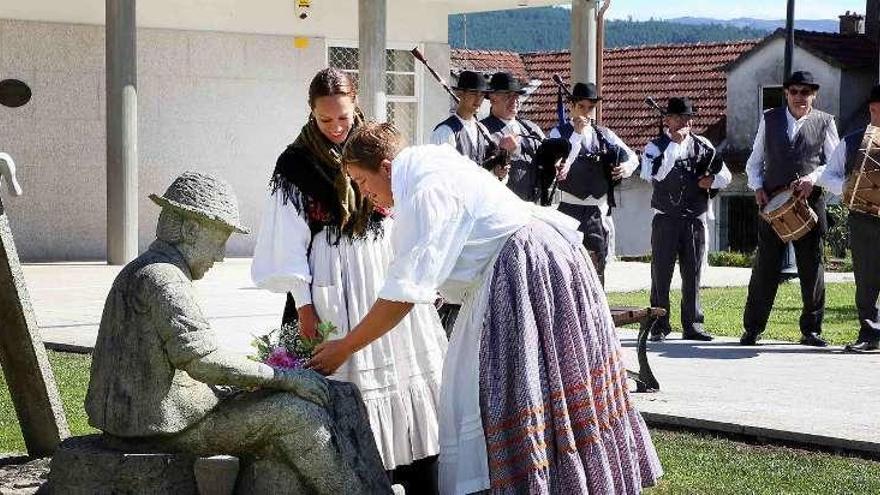 Ofrenda floral en la estatua de los cesteiros de Mondariz. // A. H.