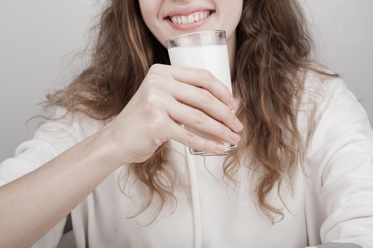 Los expertos recomiendan tomar un baso de leche tibia antes de dormir.