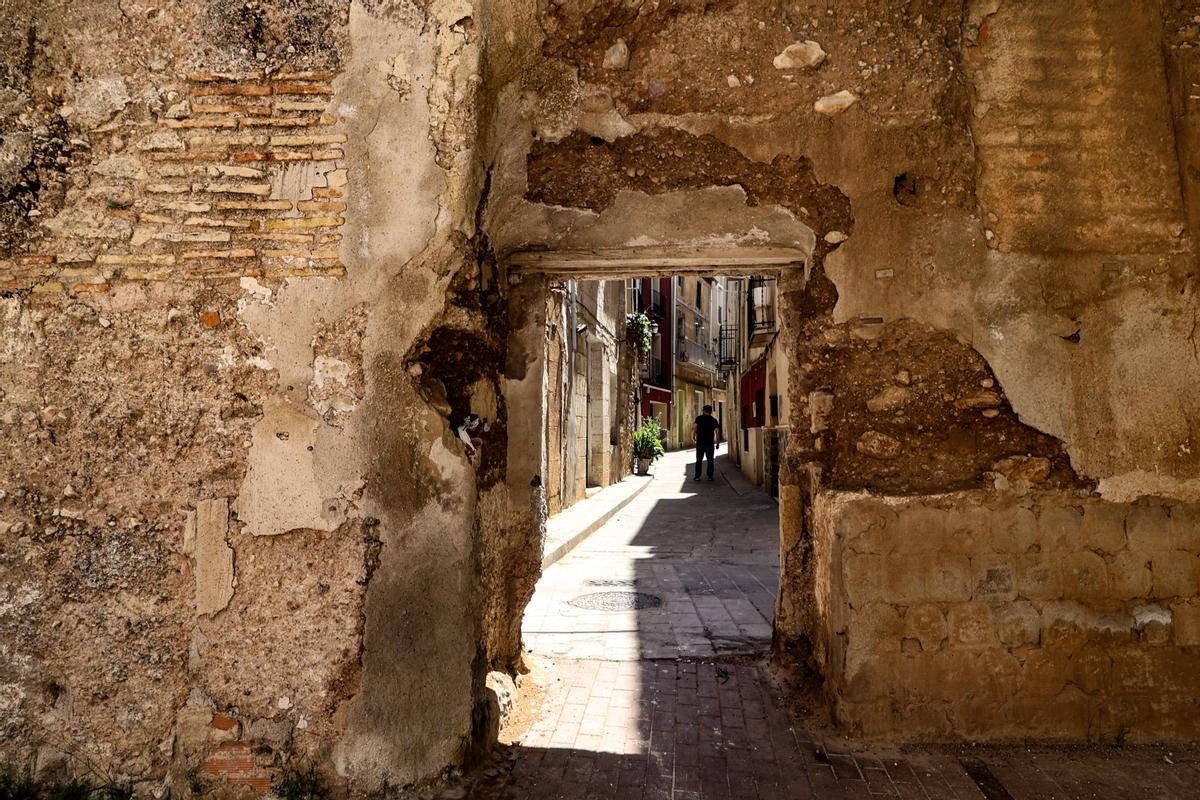 El recinto cerrado de la villa de Cocentaina desde el portal de la calle Pintor Borràs.