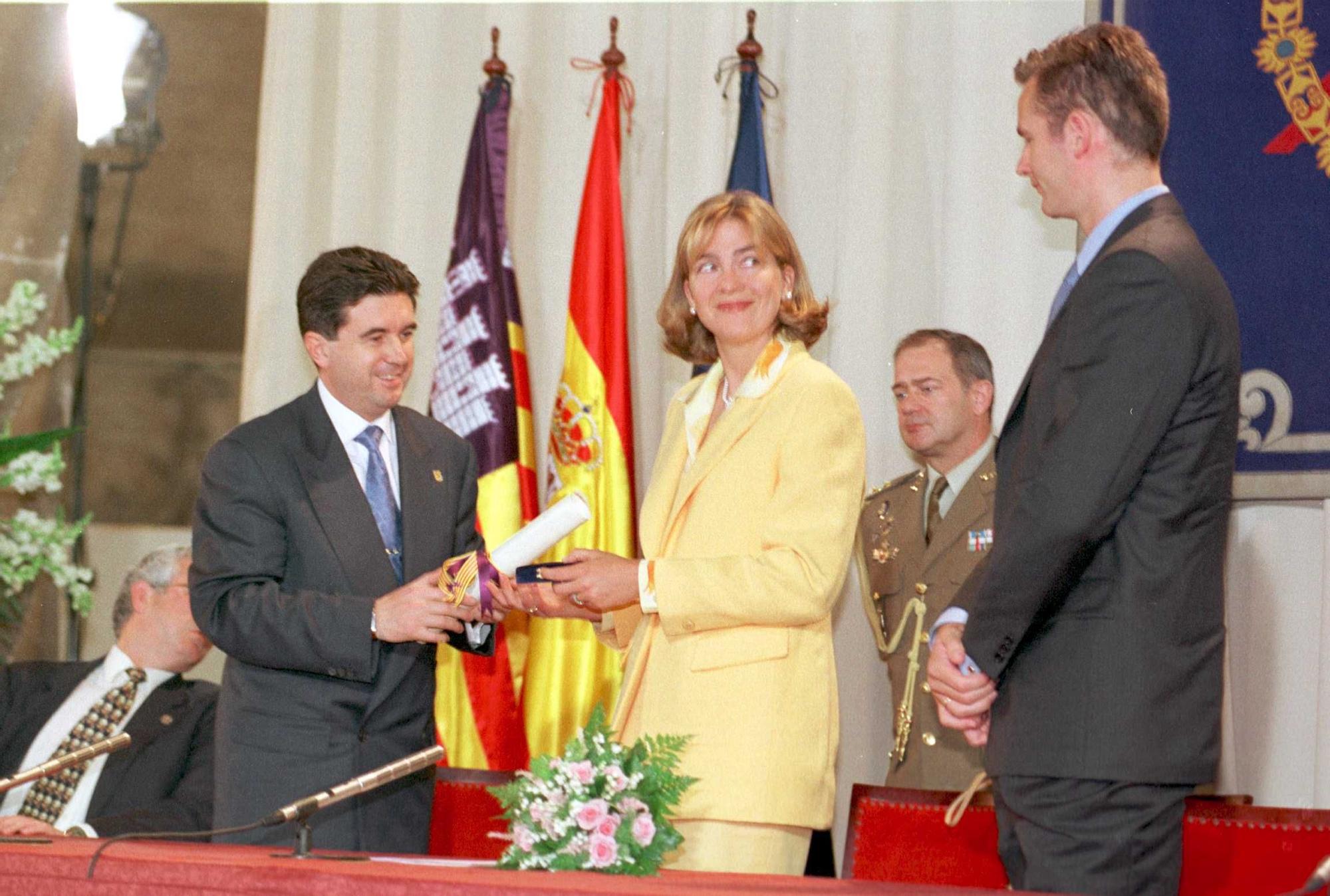 Jaume Matas les entrega en 1998 la Medalla de Oro.