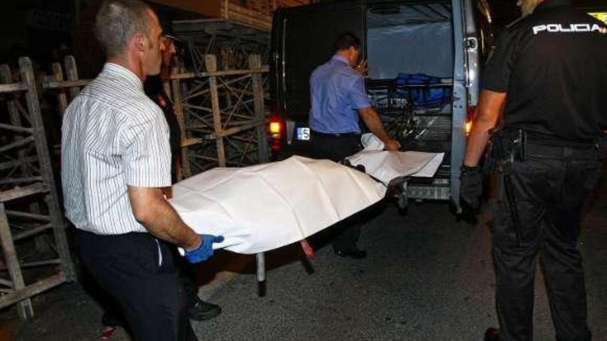 El cuerpo de la niña de tres años es trasladado por la policía. / m. lorenzo