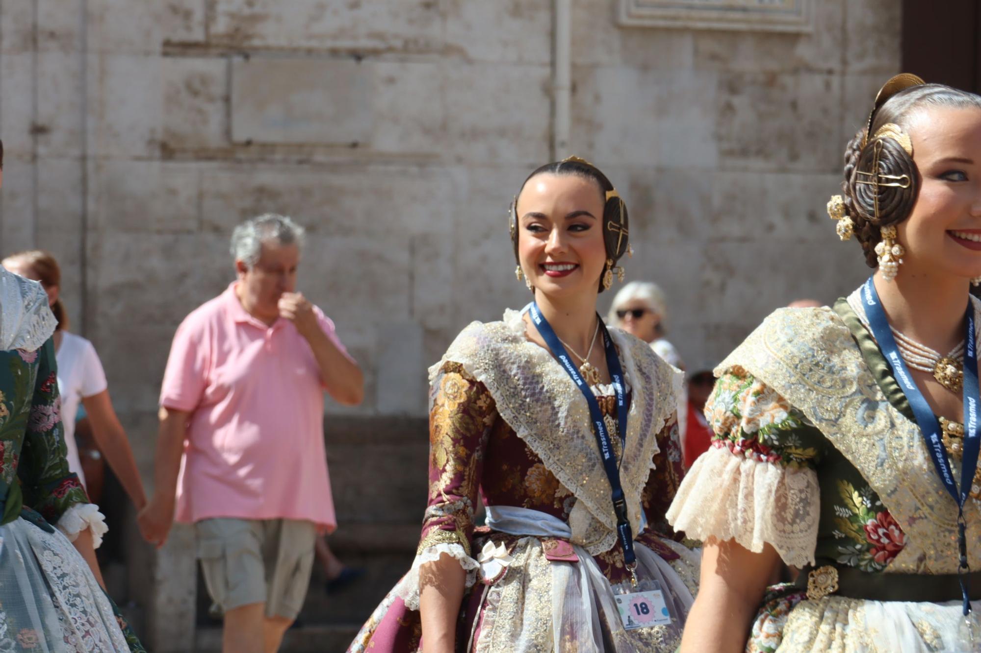 Baño de multitudes de las candidatas a Fallera Mayor de València 2025