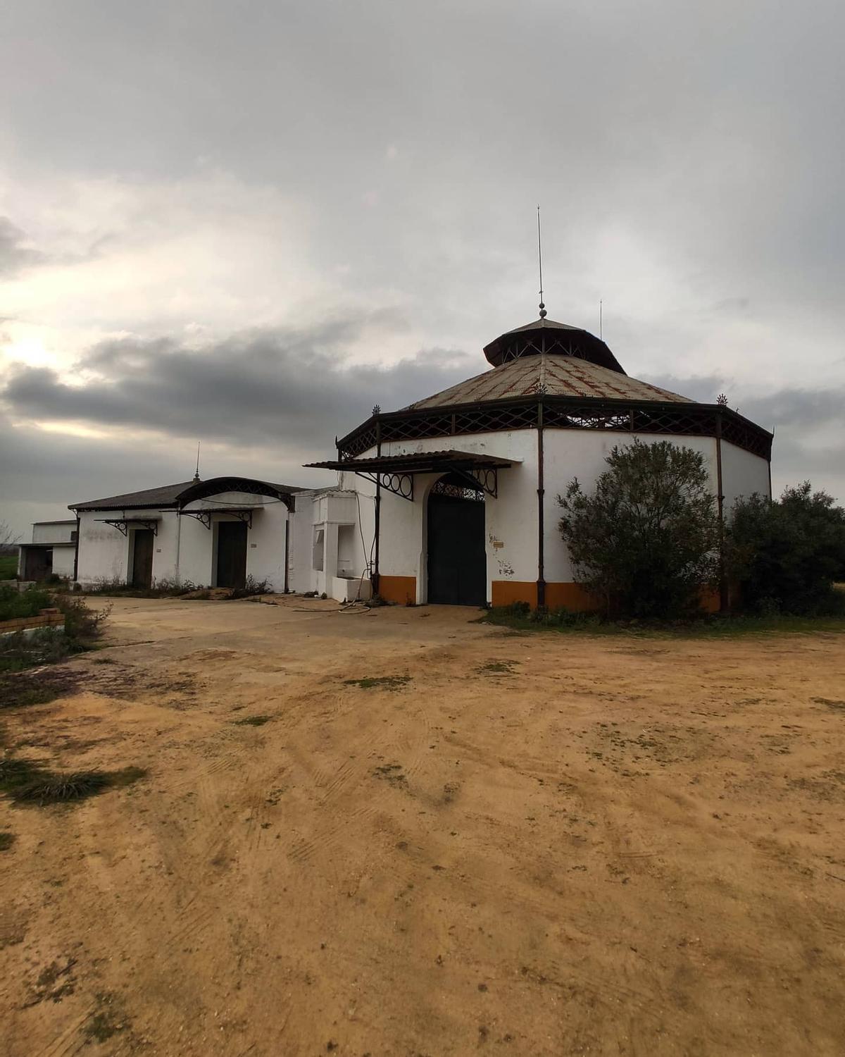 Así es el famoso edificio que viajo desde la Feria de Sevilla hasta un pueblo de Huelva: sus creadores también hicieron el Puente de Triana