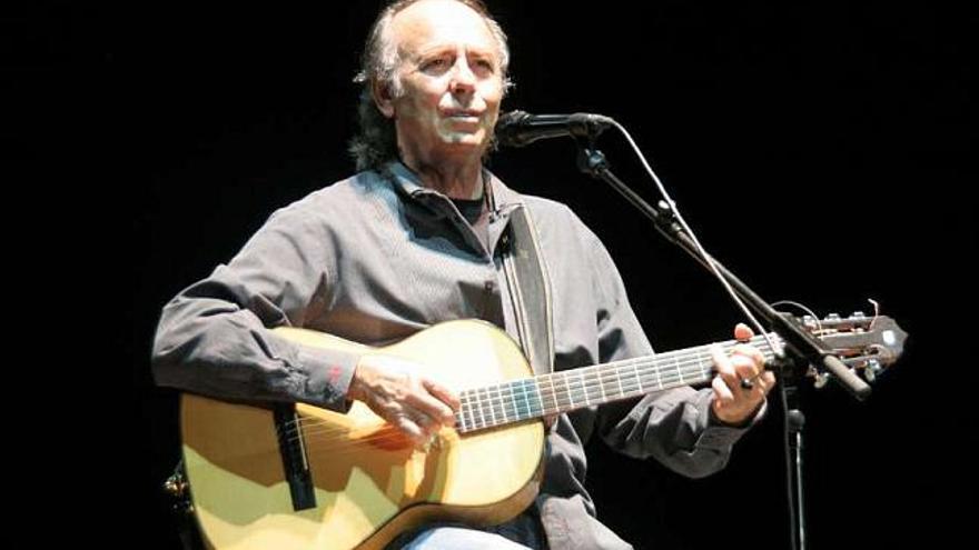 Joan Manuel Serrat, durante un concierto. / la opinión