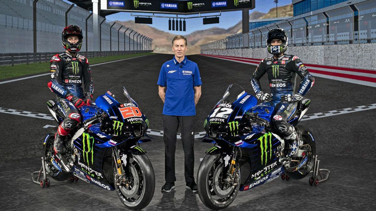 Lin Jarvis, jefe de Yamaha, junto a sus pilotos, Quartararo y Viñales