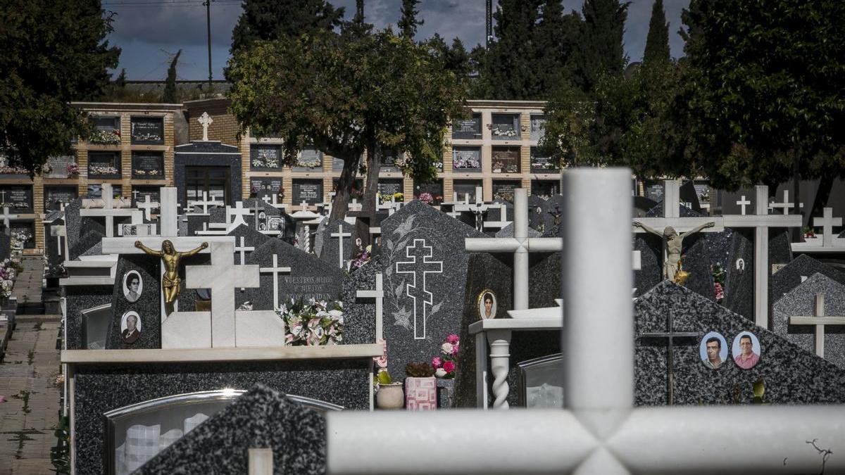 Una imagen interior del cementerio