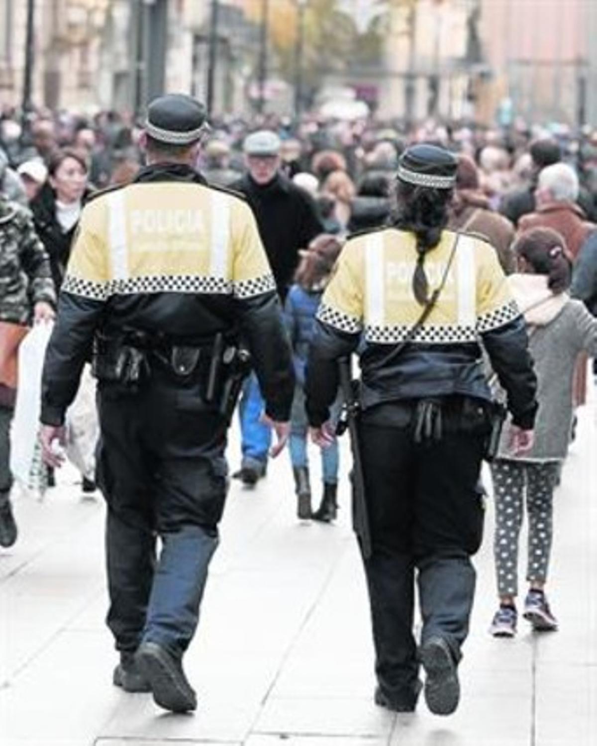 Una parella de guàrdies urbans patrulla a peu pel centre.