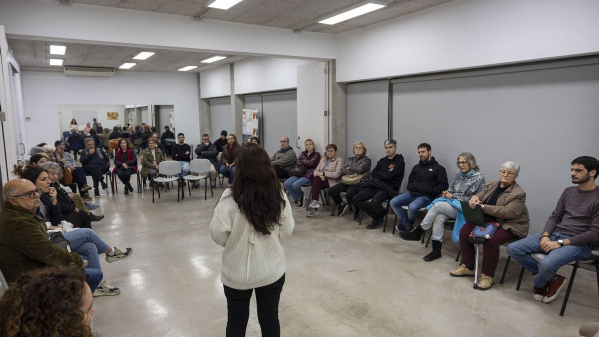 Imagen de la asamblea convocada por la asociación de vecinos Coliseu a la que asistieron una treintena de personas.