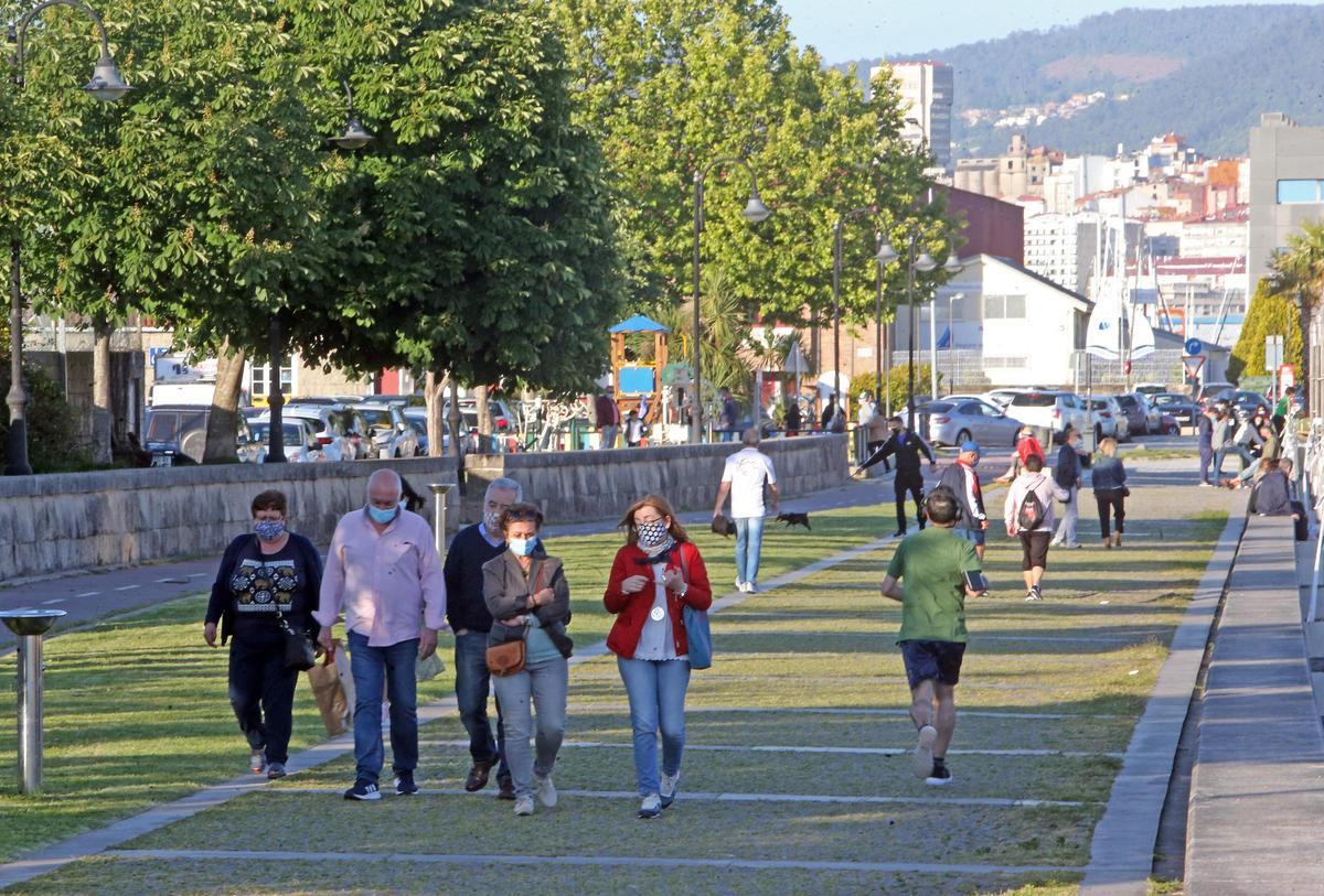 Una tarde muy concurrida en el Paseo de Bouzas.