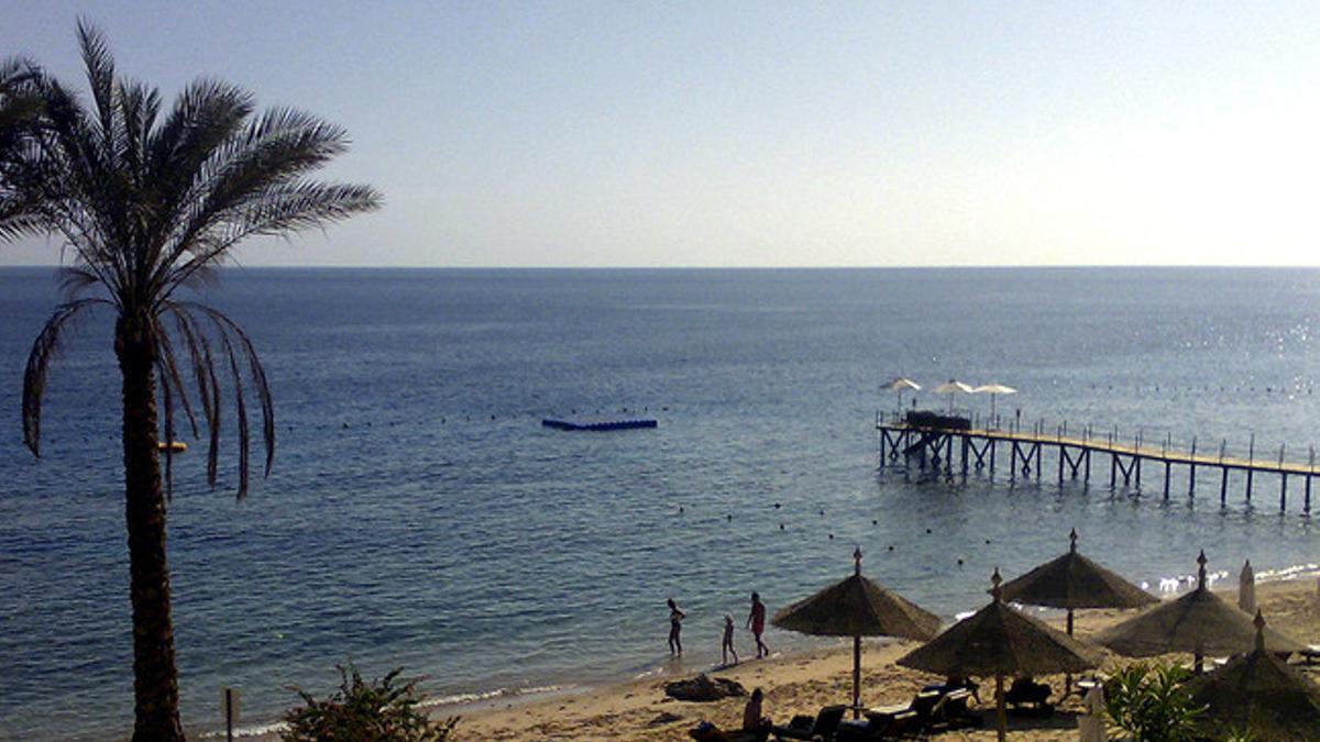 Una de las playas de Sharm El-Sheij vacía, hoy.