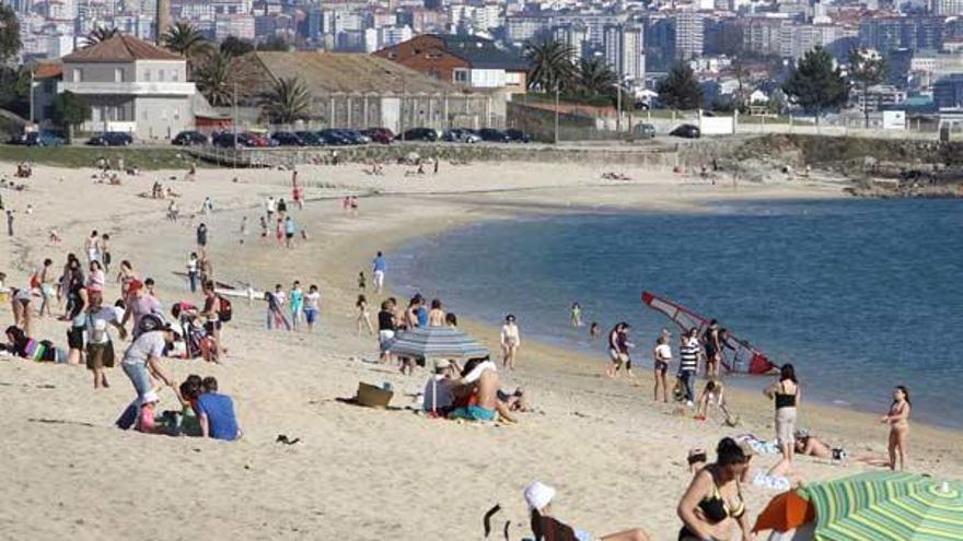 Bañistas en la playa de Rodeira