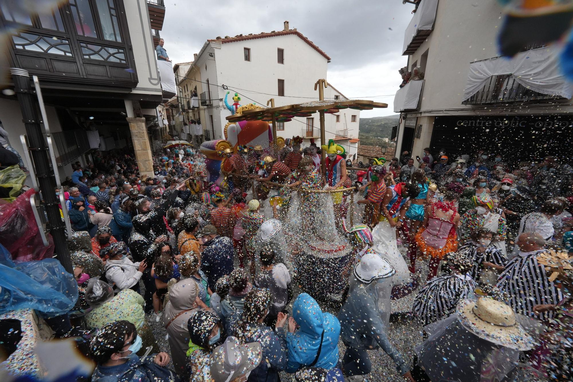 Búscate en el desfile de carrozas y disfraces de l'Anunci de Morella