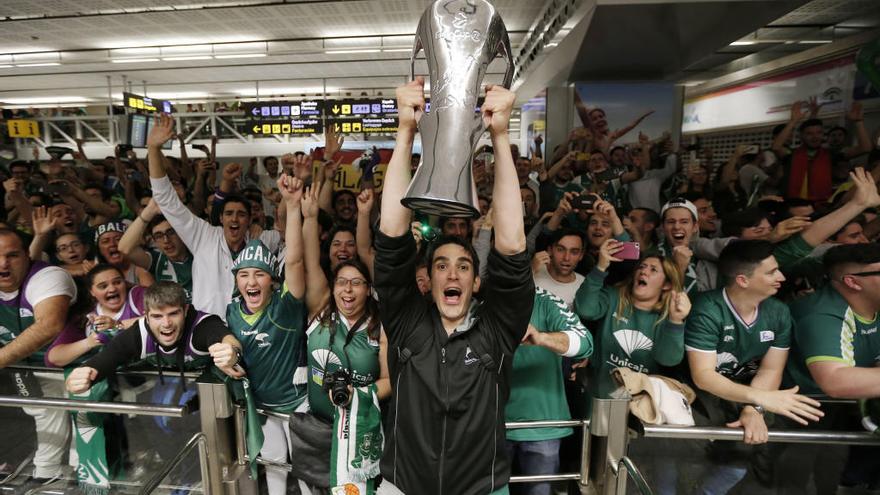 Carlos Suárez levanta, en le Aeropuerto de Málaga y con 1.000 aficionados, la Eurocup ganada en Valencia.