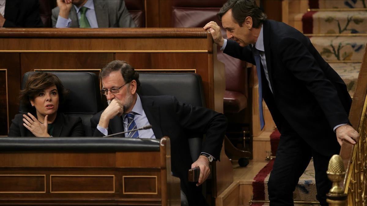 Rajoy conversa con Sáenz de Santamaría y Hernando durante la sesión de control.