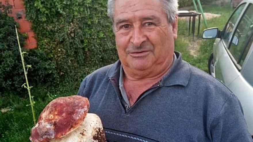 Juan Gabella con un hermoso ejemplar de Boletus edulis. | Ch. S. 